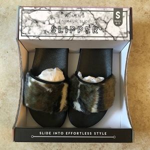 Women’s faux fur slippers/pool slides various sizes